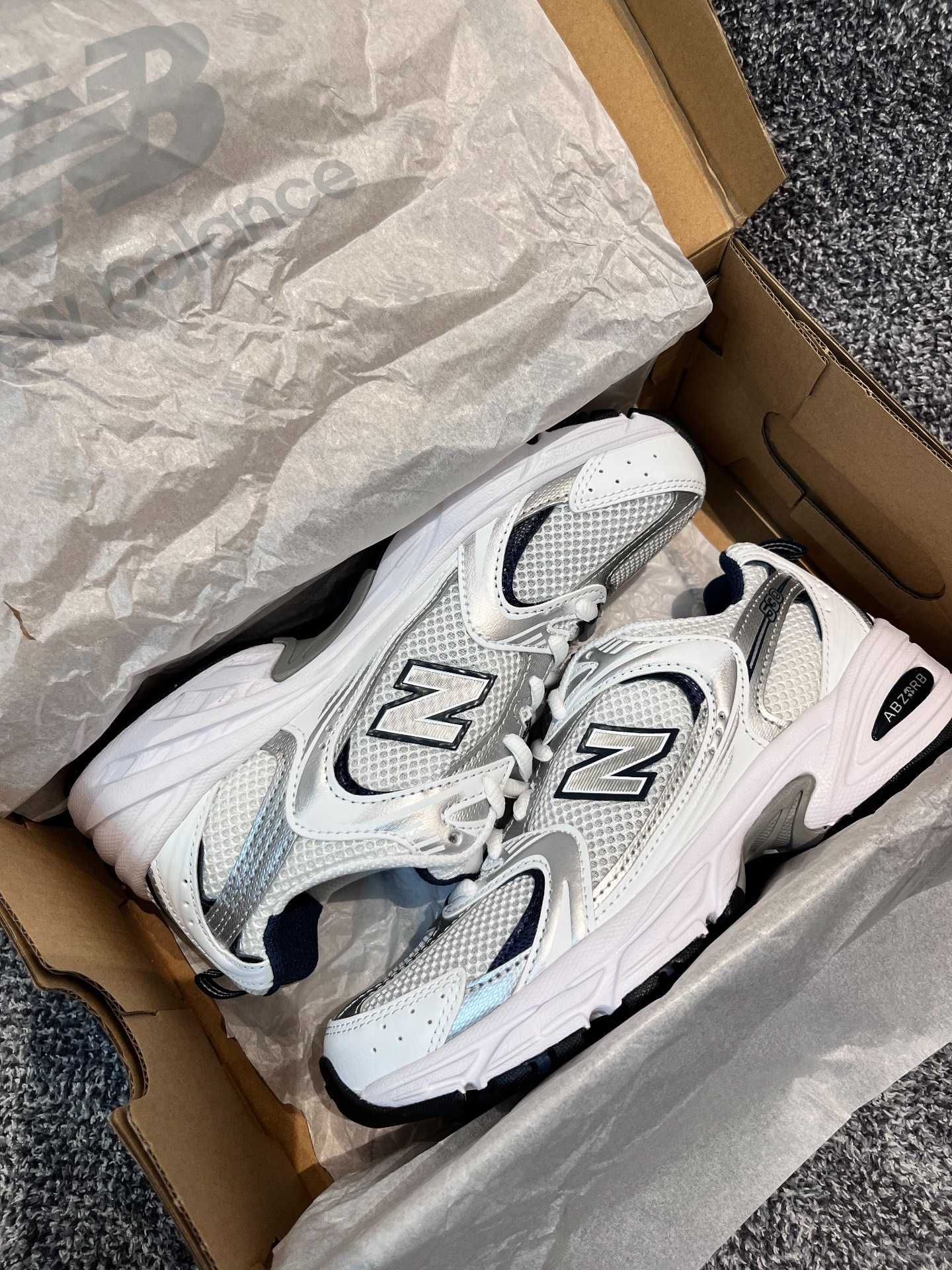 WhiteSilver\NewBalance*Damskie*ModaMR530SG UnisexTrampki.39.5