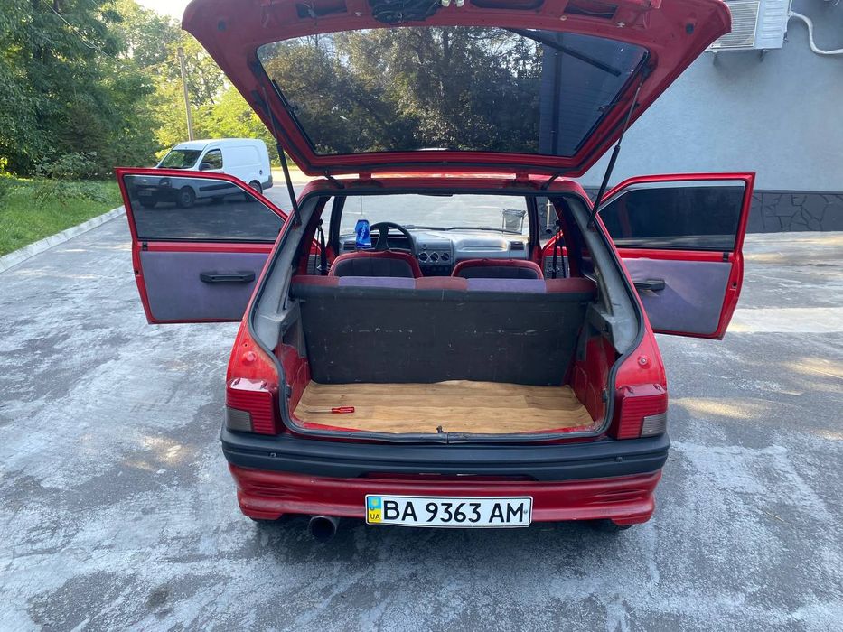 Продам автомобіль Пежо 205