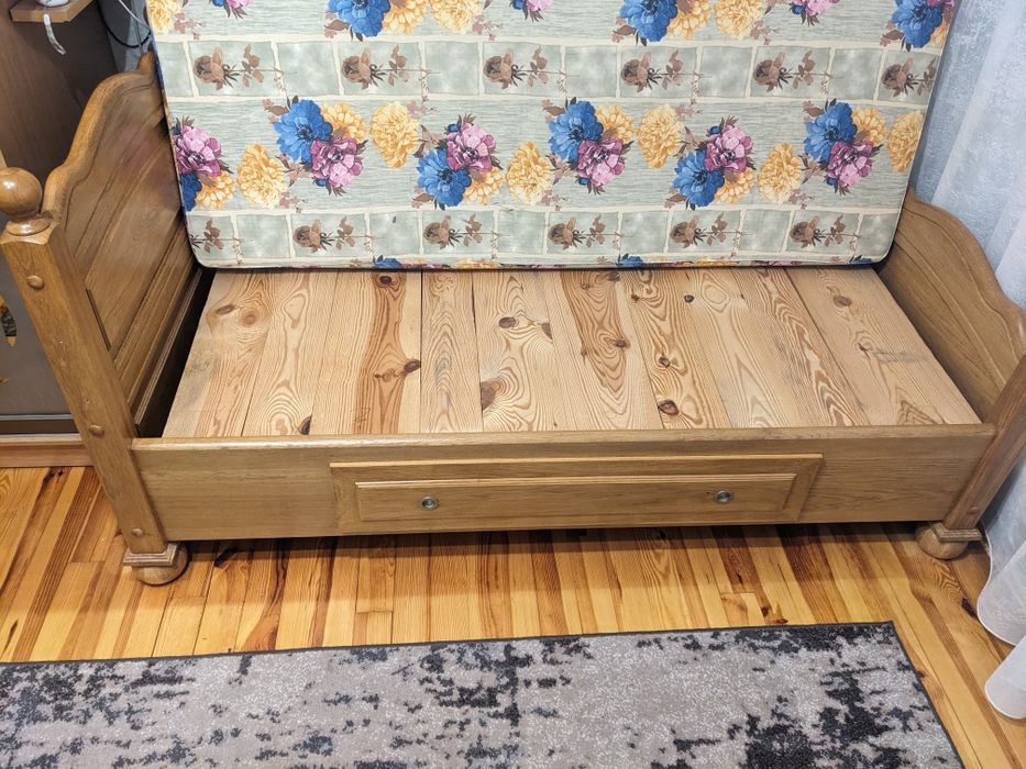 Дубове ліжко односпальне