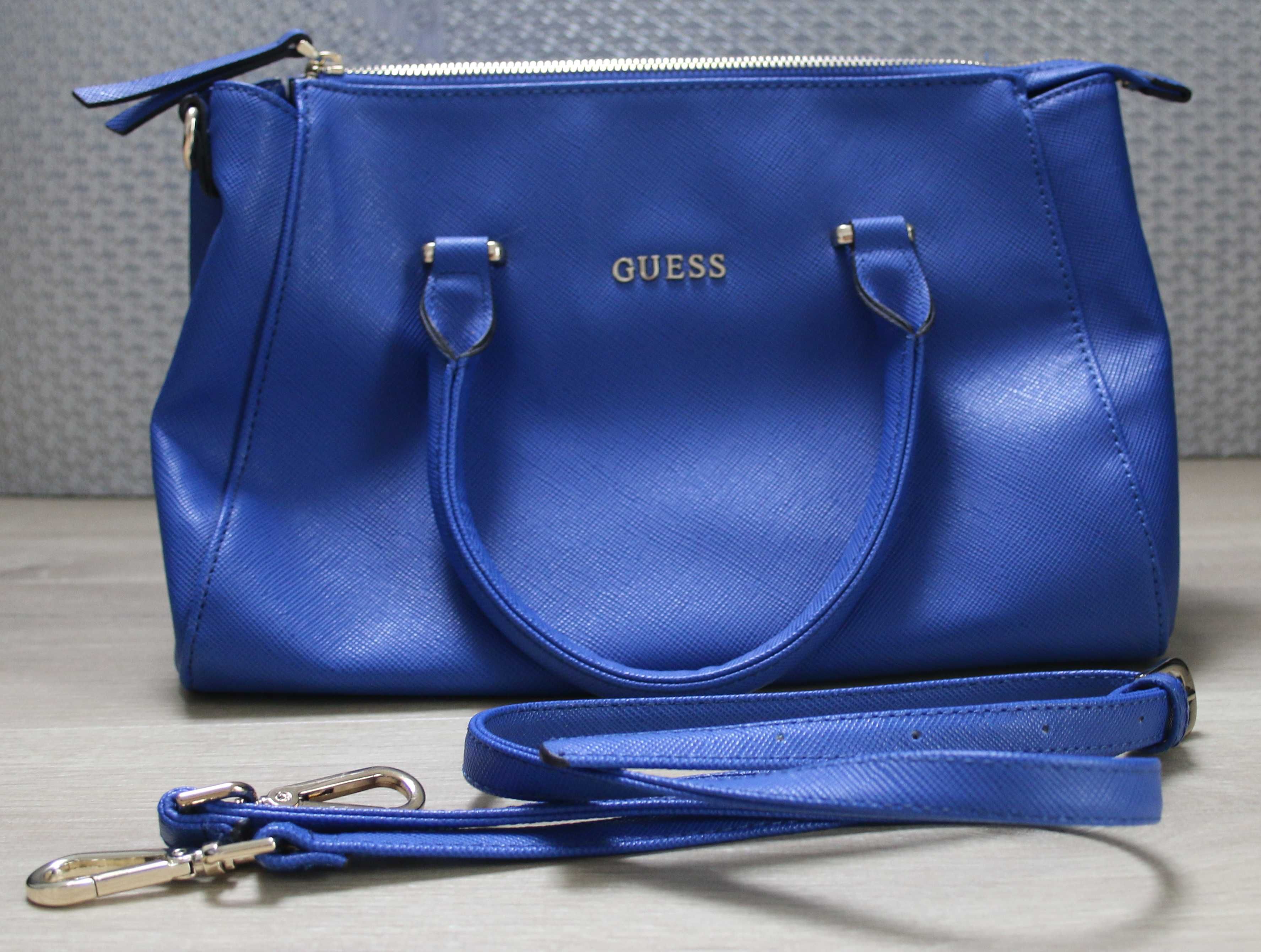 Guess torebka kuferek z rączką 31.5 cm