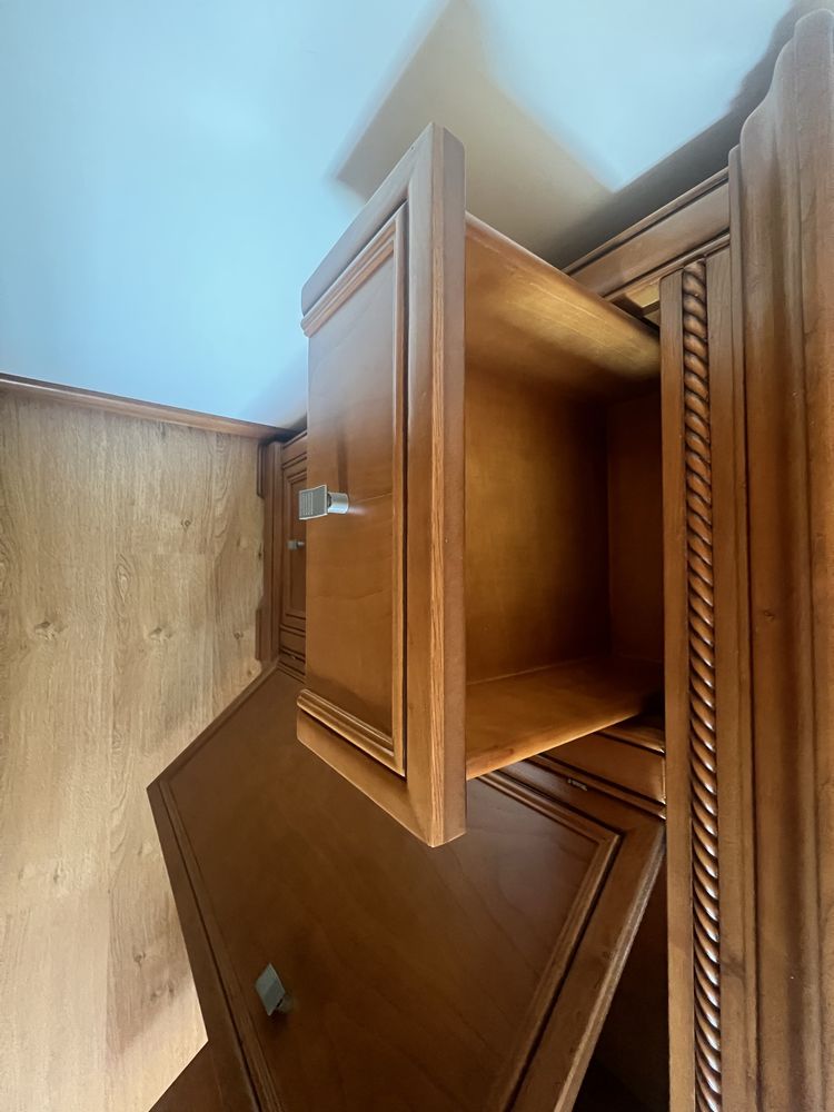 Móvel aparador de quarto com espelho