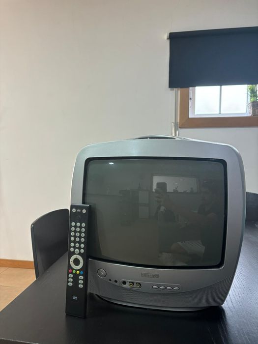 Televisão a cores com comando é ideal para um quarto. um quarto.