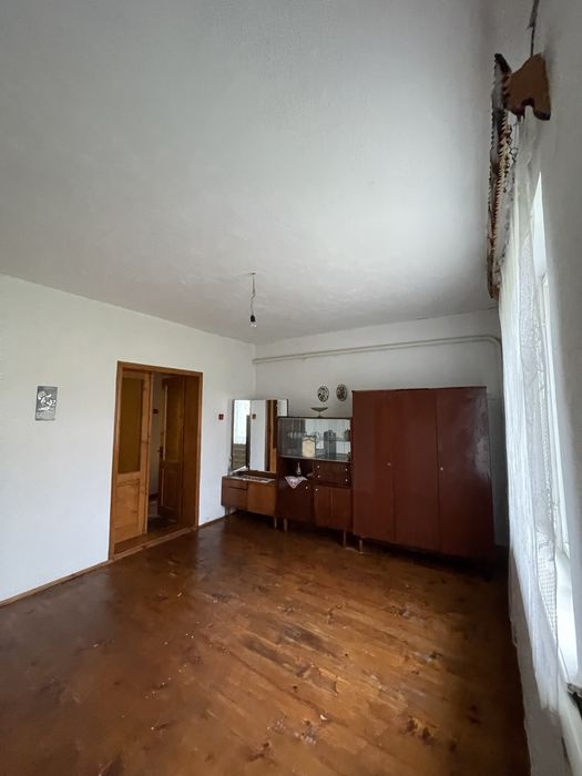 Продам будинок + господарські будівлі (на подвірї є криниця)