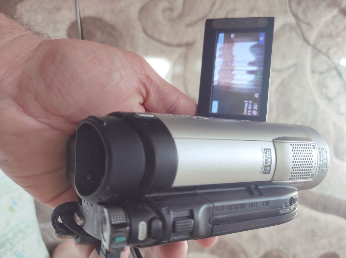 Відеокамера SONY DCR-DVD 110E

4149 6293 6474 9267
