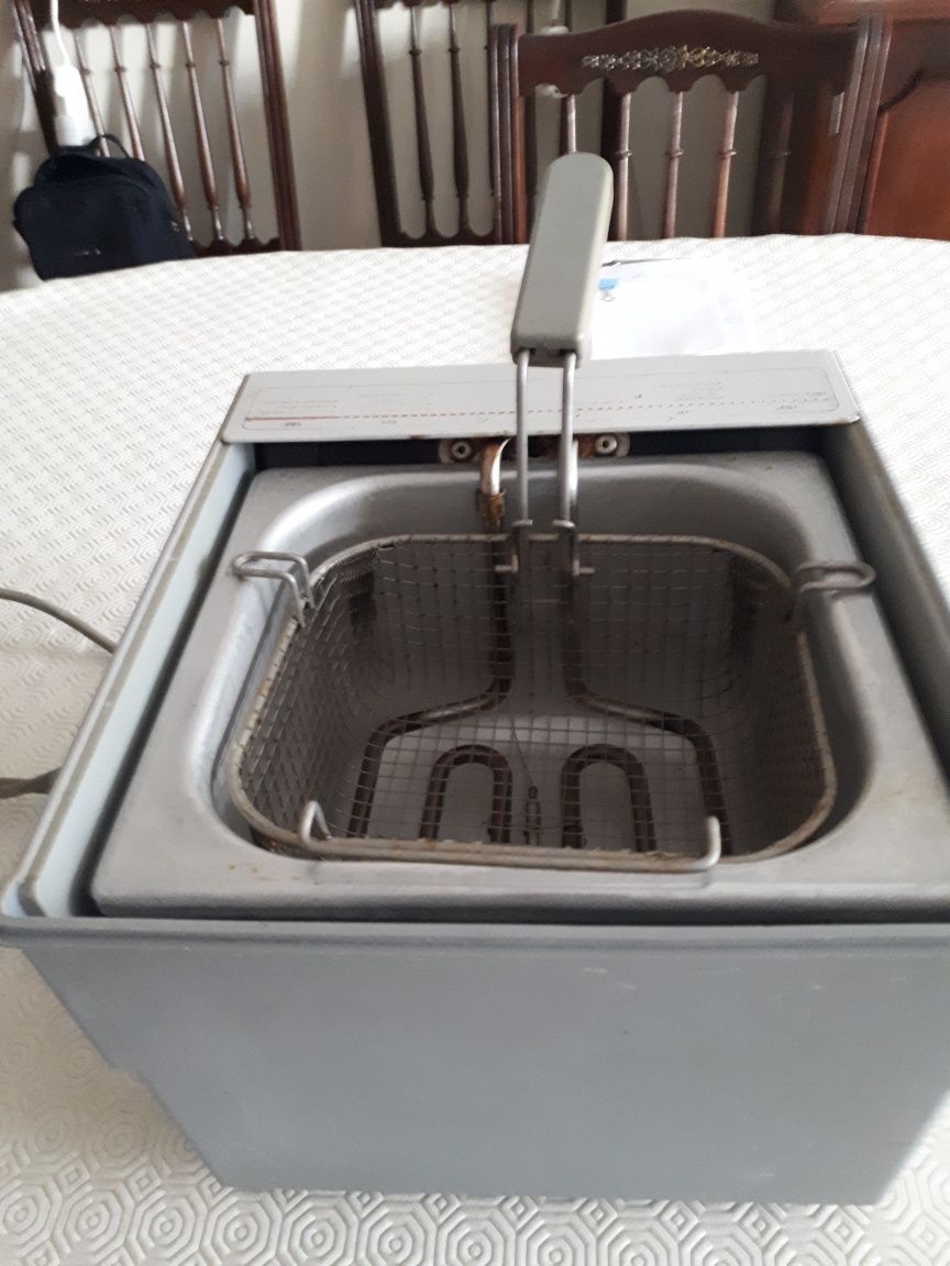 Fritadeira Solac a óleo ou azeite