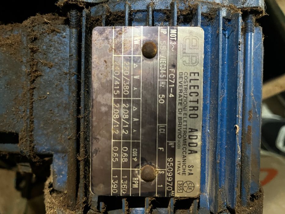 Varios motores eletricos trifazicos