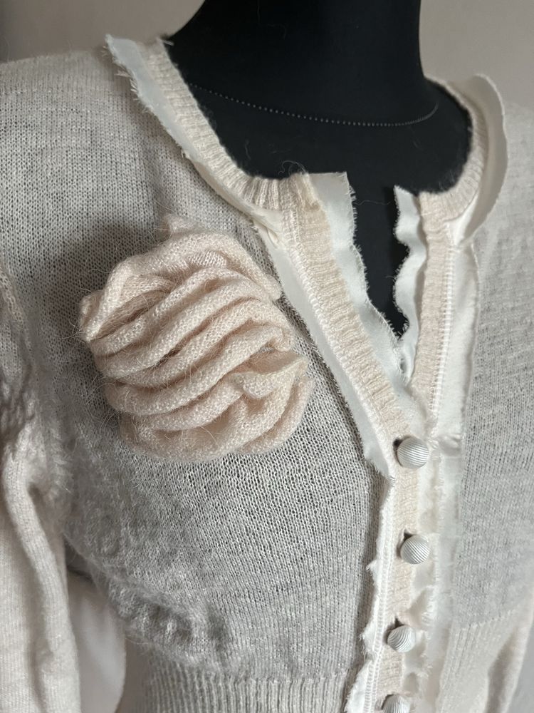 Elegancki sweter ze zdobieniami