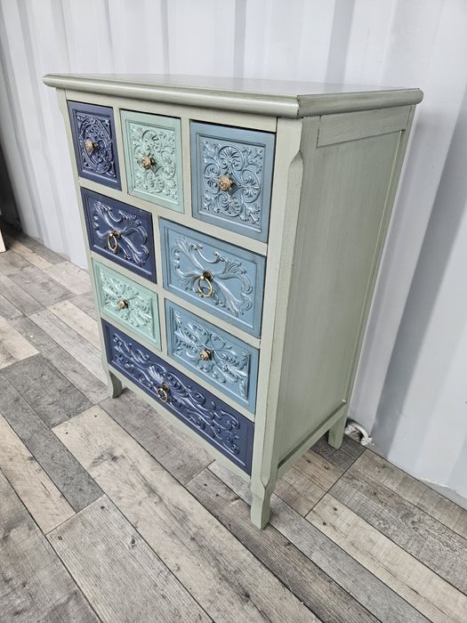 Designerska szara przecierana komoda ze zdobieniami