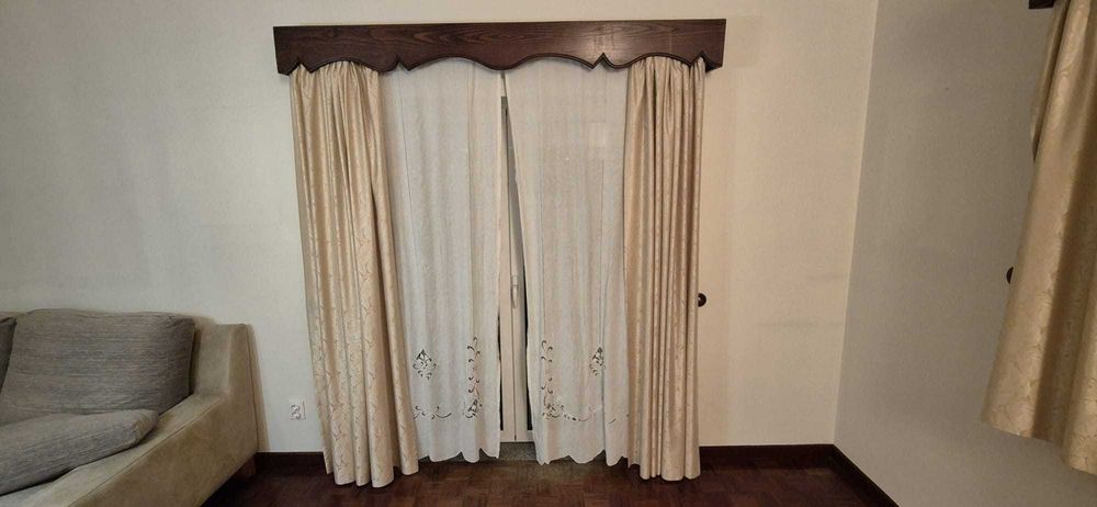 Conjunto de cortinas com suporte em madeira incluídos