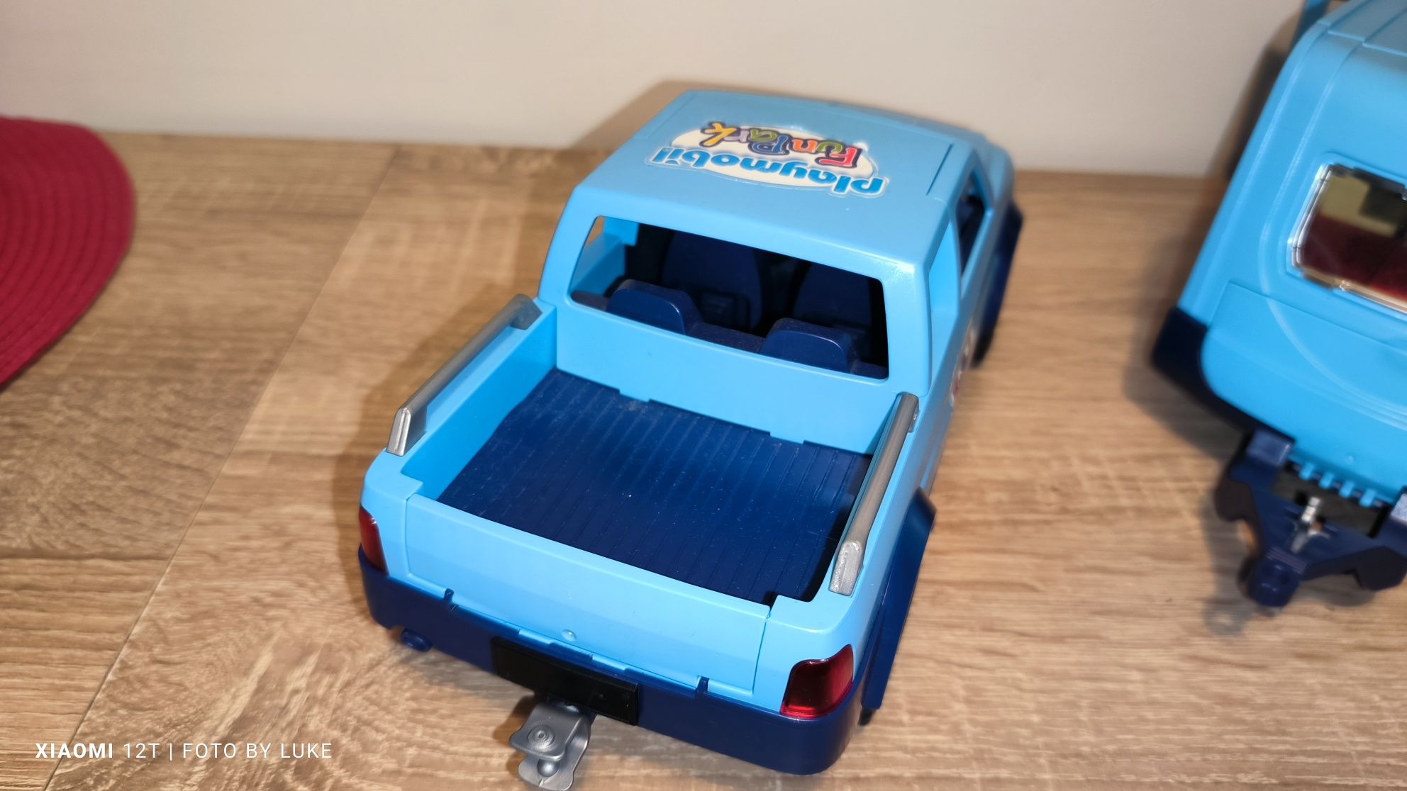 Playmobil zestaw 9502 samochód pickup z przyczepa kempingowa