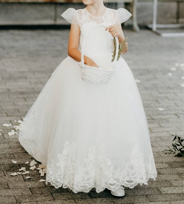 Біла сукня для дівчинки зі шлейфом 122 зріст