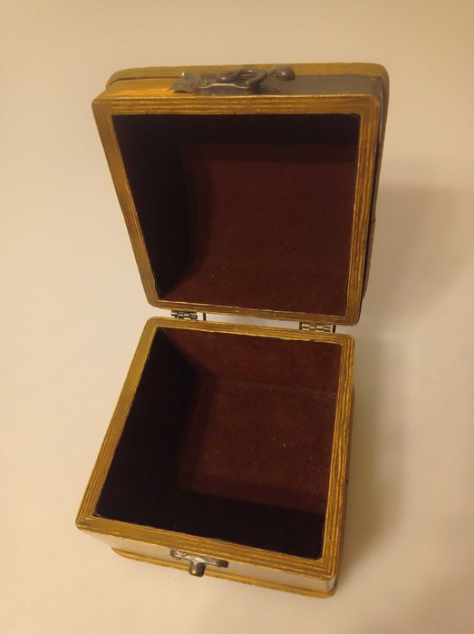 antyczne drewniane pudełko