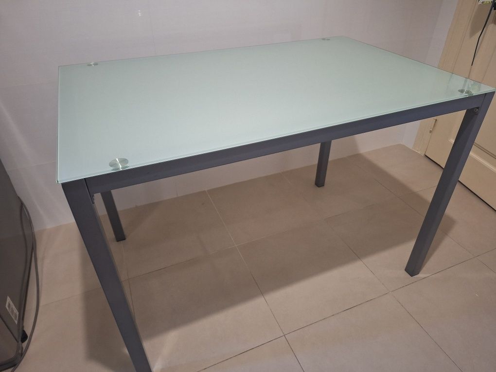 Mesa com tampo em vidro