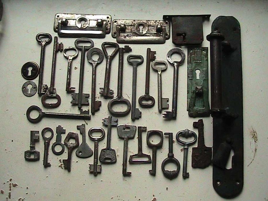 Цветок кованый металл и ваза СССР, Старинные ключи набором. Панно СССР