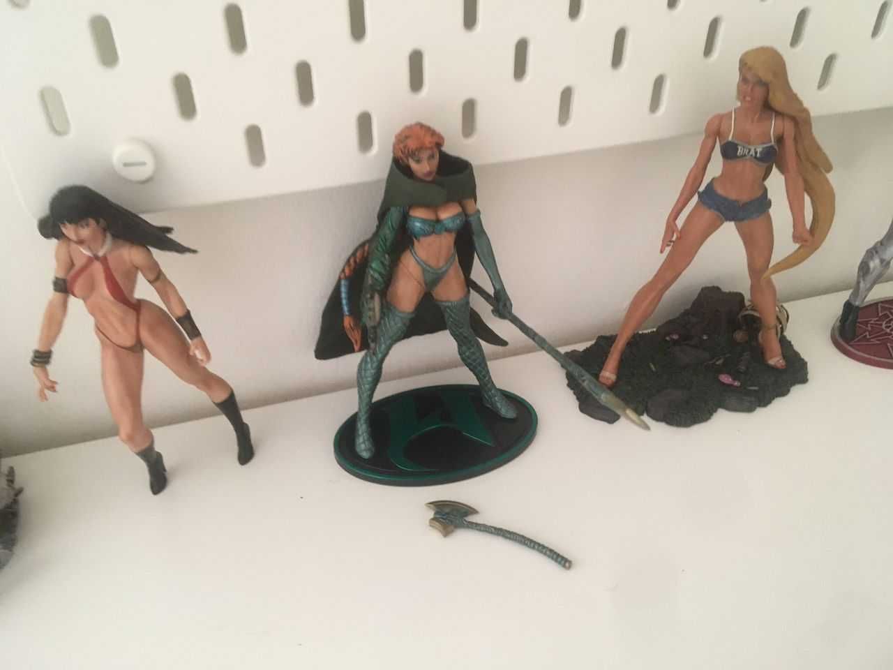 Figuras de Heroínas em Plástico
