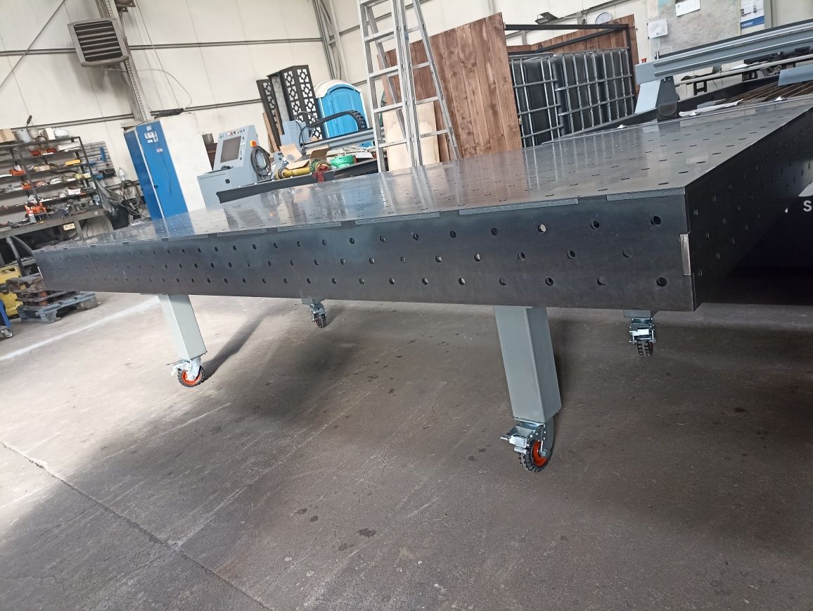 Stół spawalniczy montażowy 3x1,5m system 16 na kołach