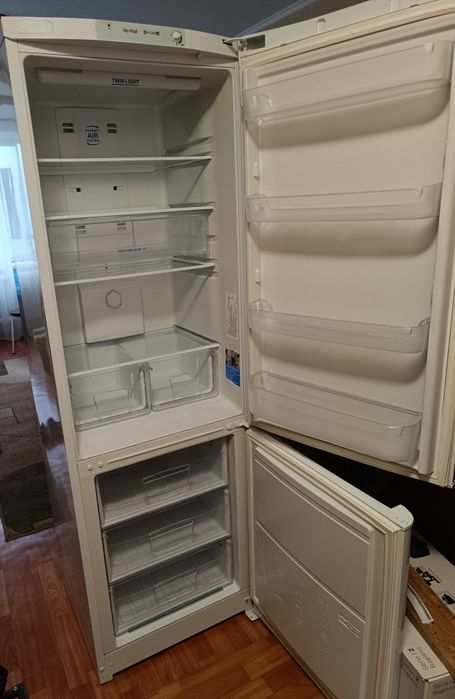 Холодильник indesit