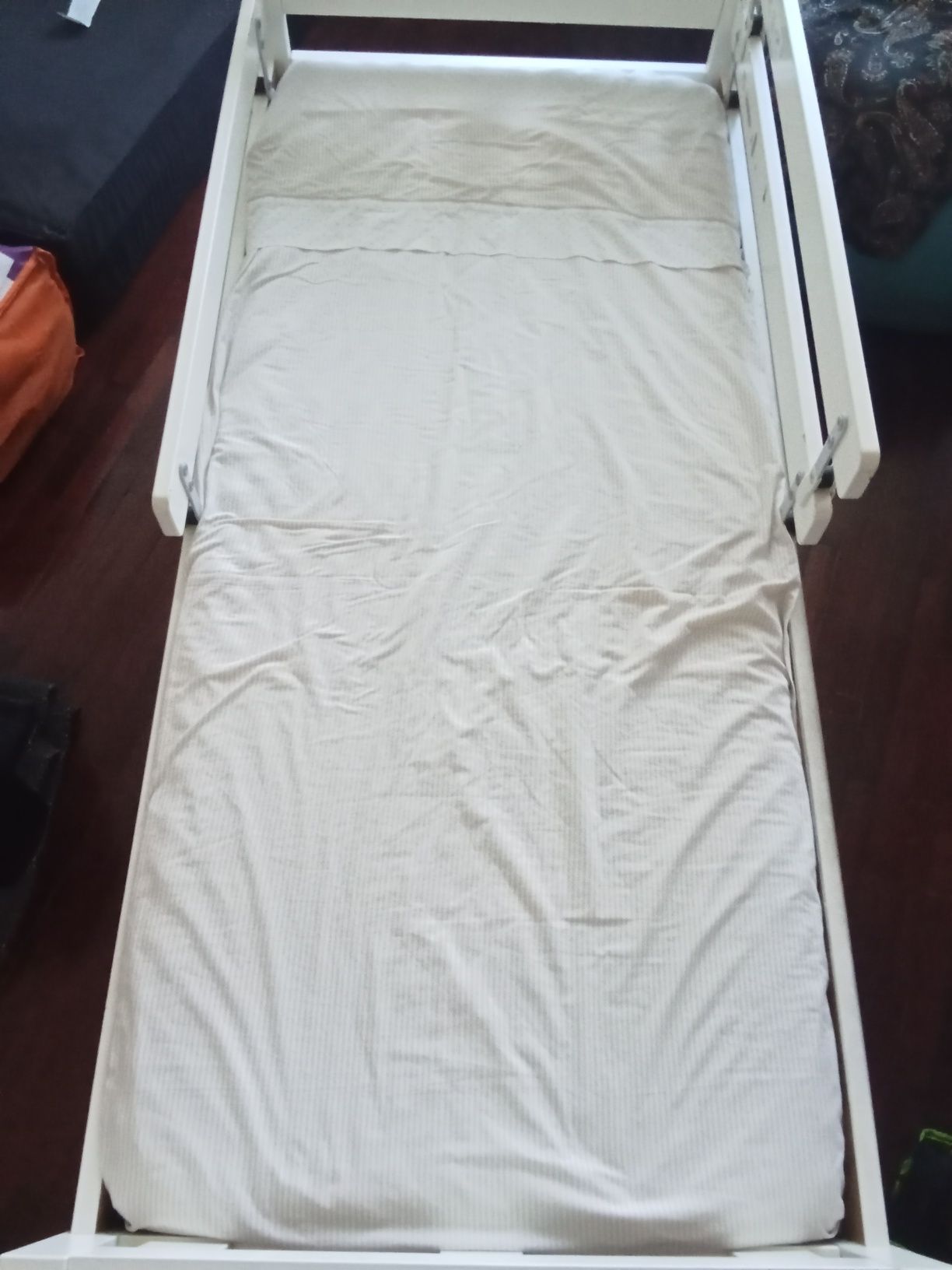 Cama de bebé, com colchão e tábuas de proteção