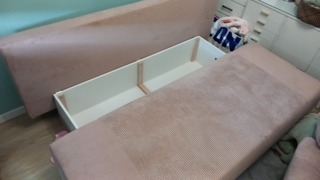 Sofa trzyosobowa Leon rozkładana z pojemnikiem różowa
