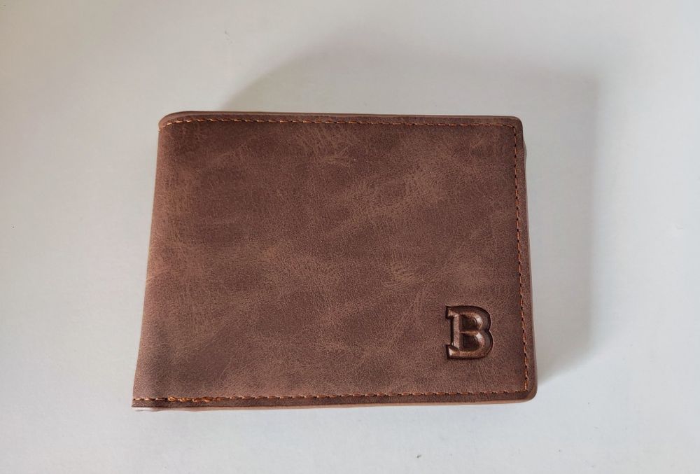 Carteira em pele cor de café
