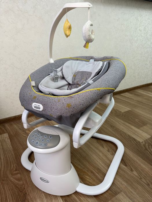 Дитячий заколисуючий центр Graco