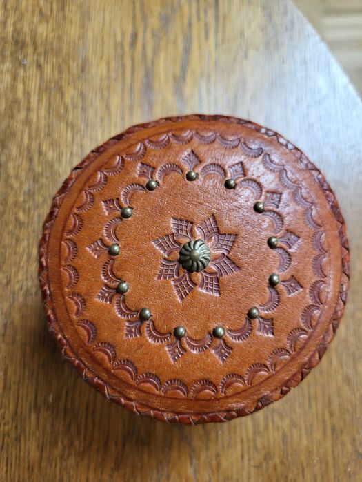 Okrągłe pudełko (puzderko) skórzane - nowe