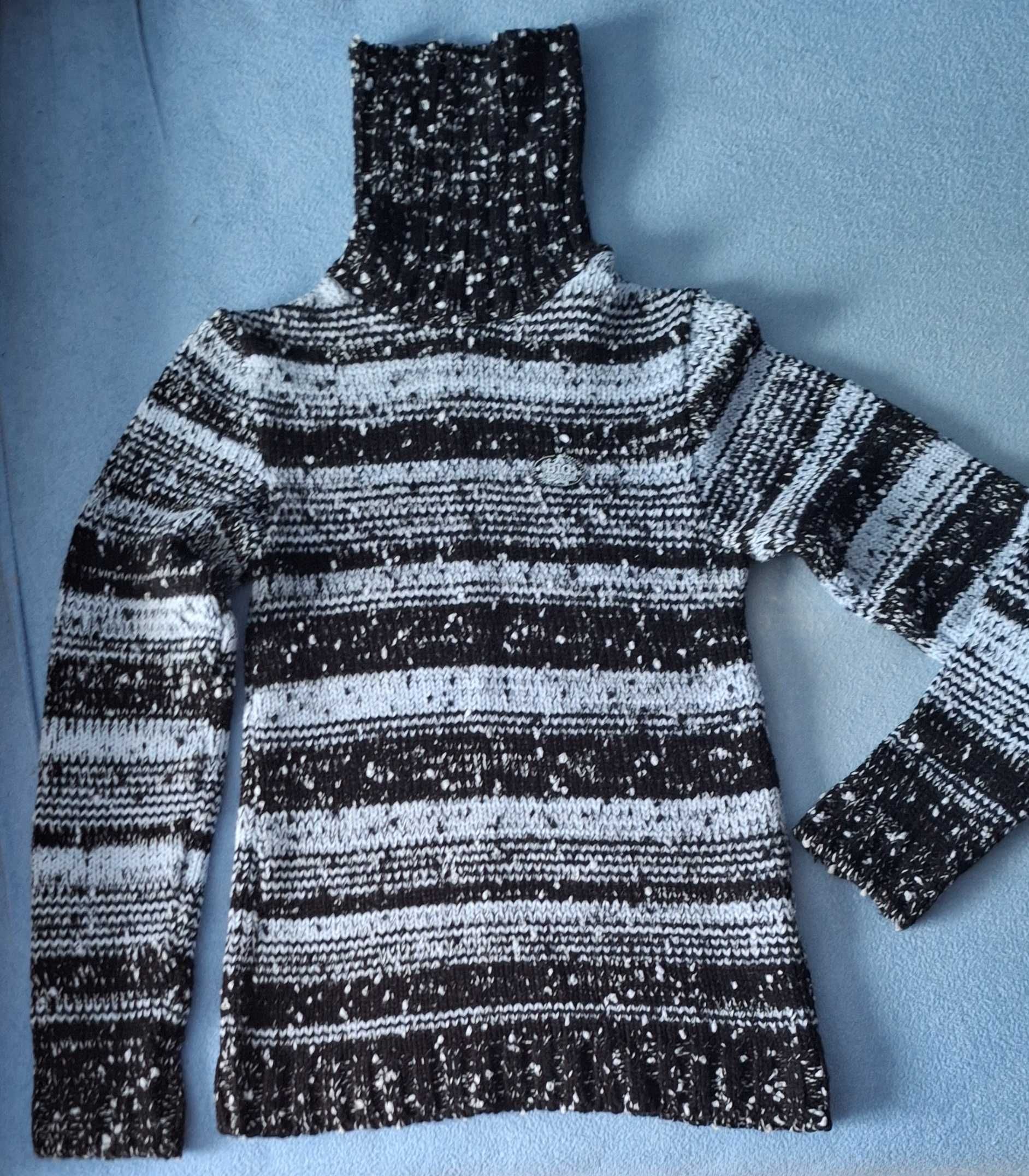 Gruby sweter. Golf