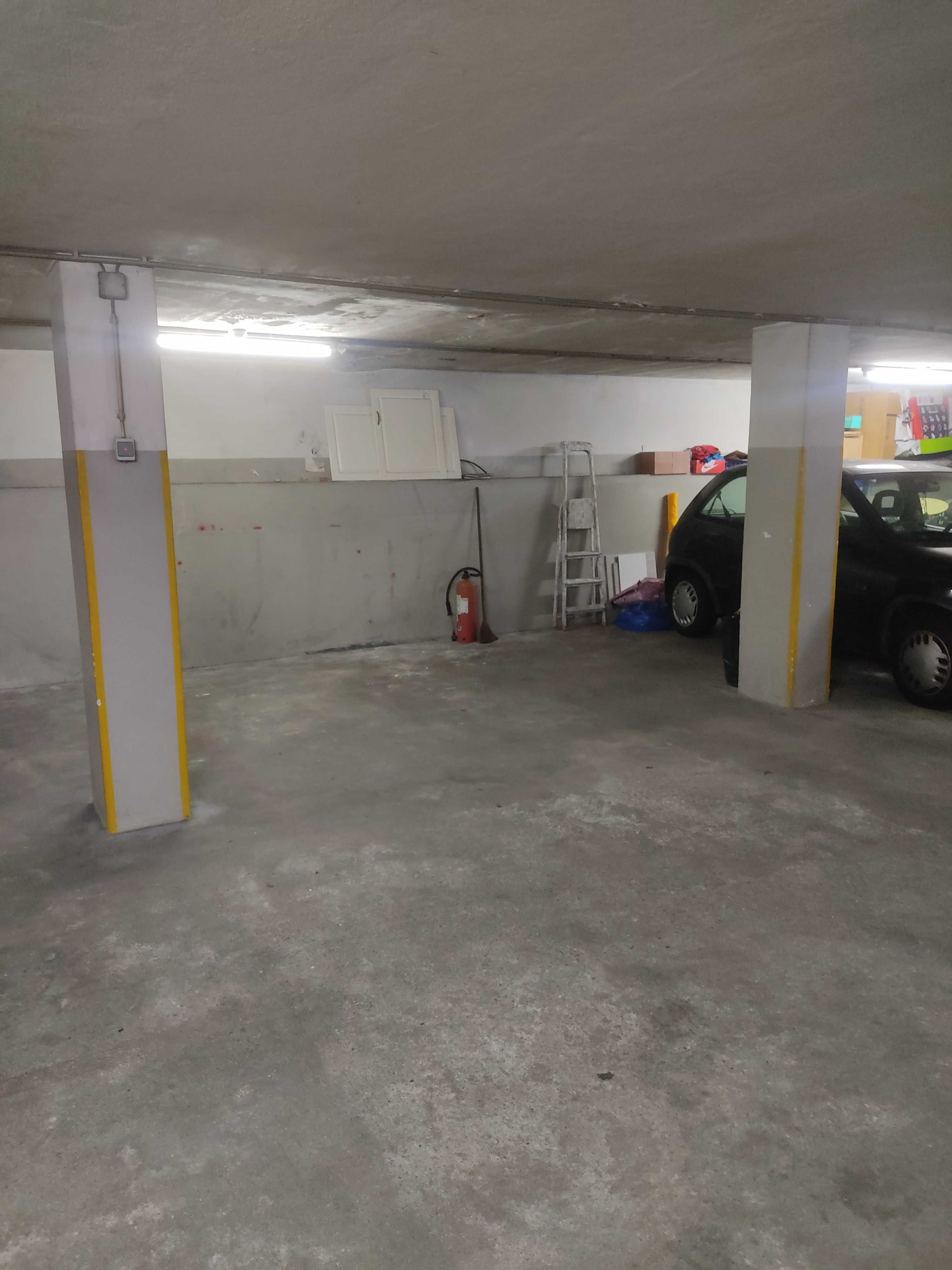 Garagem Espaçosa na Maia: Reserve já o Seu Espaço de Estacionamento!
