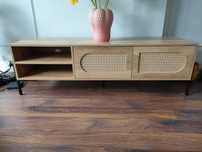 Szafka RTV HAGA z rattanem i z metalowymi nogami 140x40x44 cm