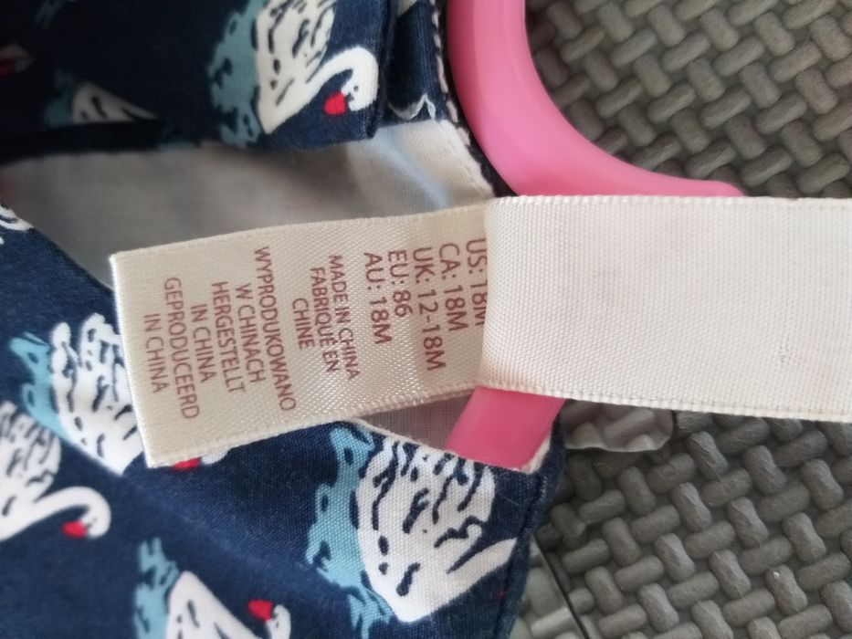 Letnia granatowa sukienka w łabędzie r. 86 z krótkim rękawem