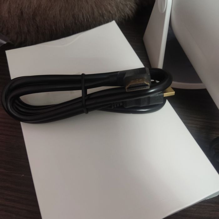 мініпроєктор Aubor Mentech
Це портативний смарт-проєктор з Wi-Fi та