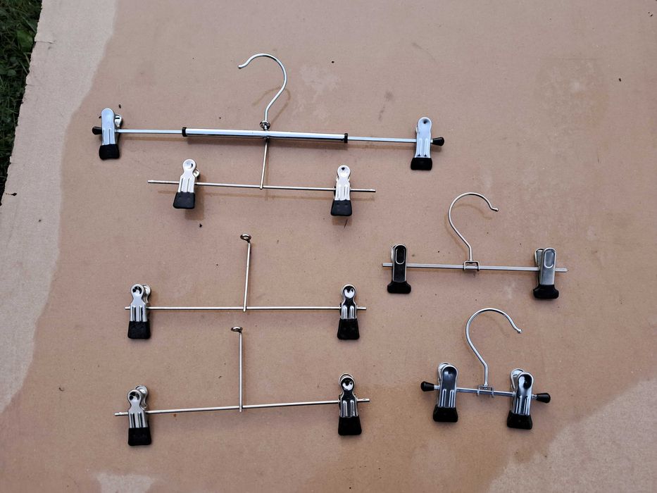 Wieszak metalowy z klamrami