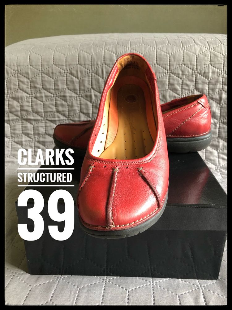 890. r.39. Clarks Un structured. Czerwone pantofle, czółenka, baleriny