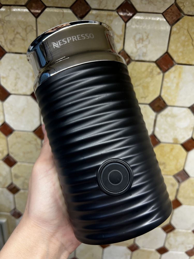 Капсульная кофемашина Nespresso Delonghi EN210 с капучинатором