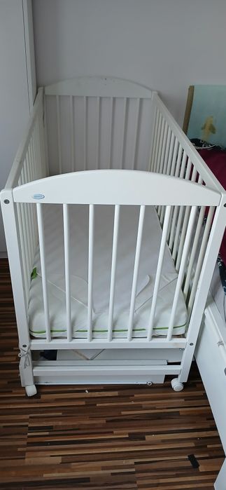 Drewniane łóżeczko z porządnym materacem i ochroniaczami