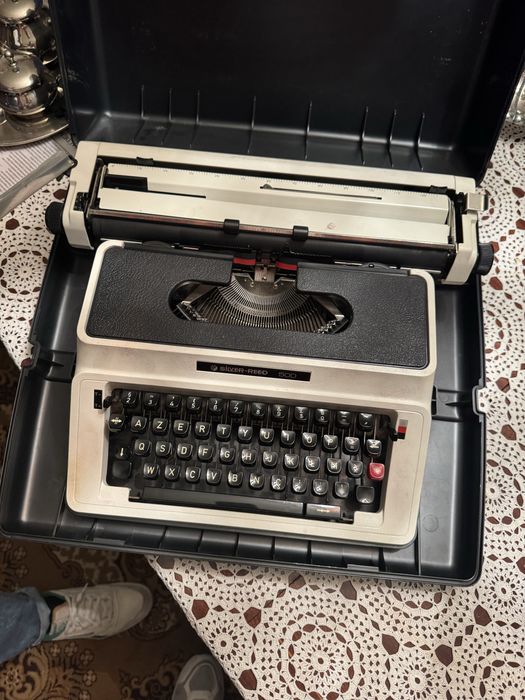 Máquina de escrever Silver-Reed 500