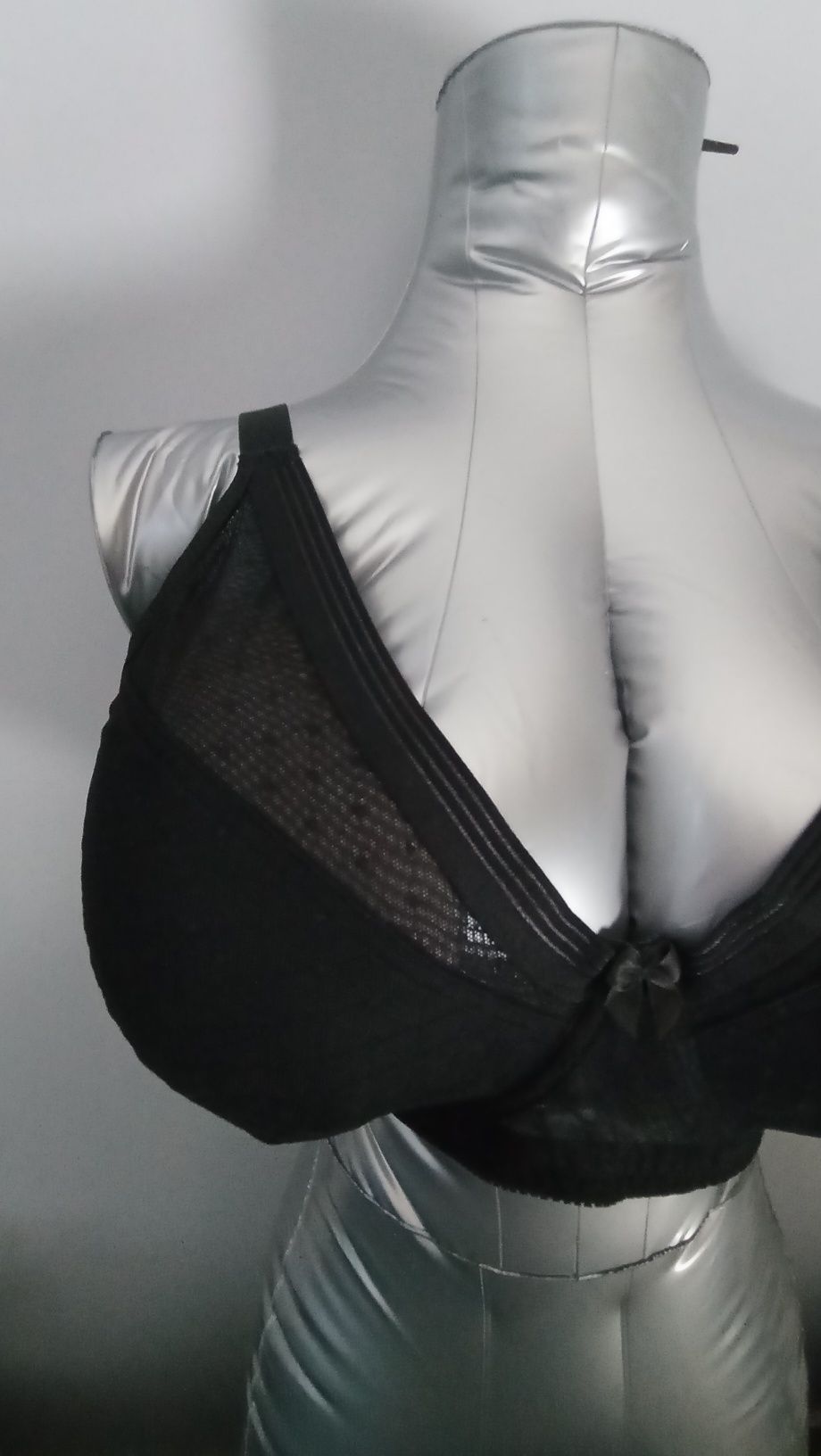 czarny biustonosz marki Curve Muse Lingerie.
Podano rozmiary dla różny