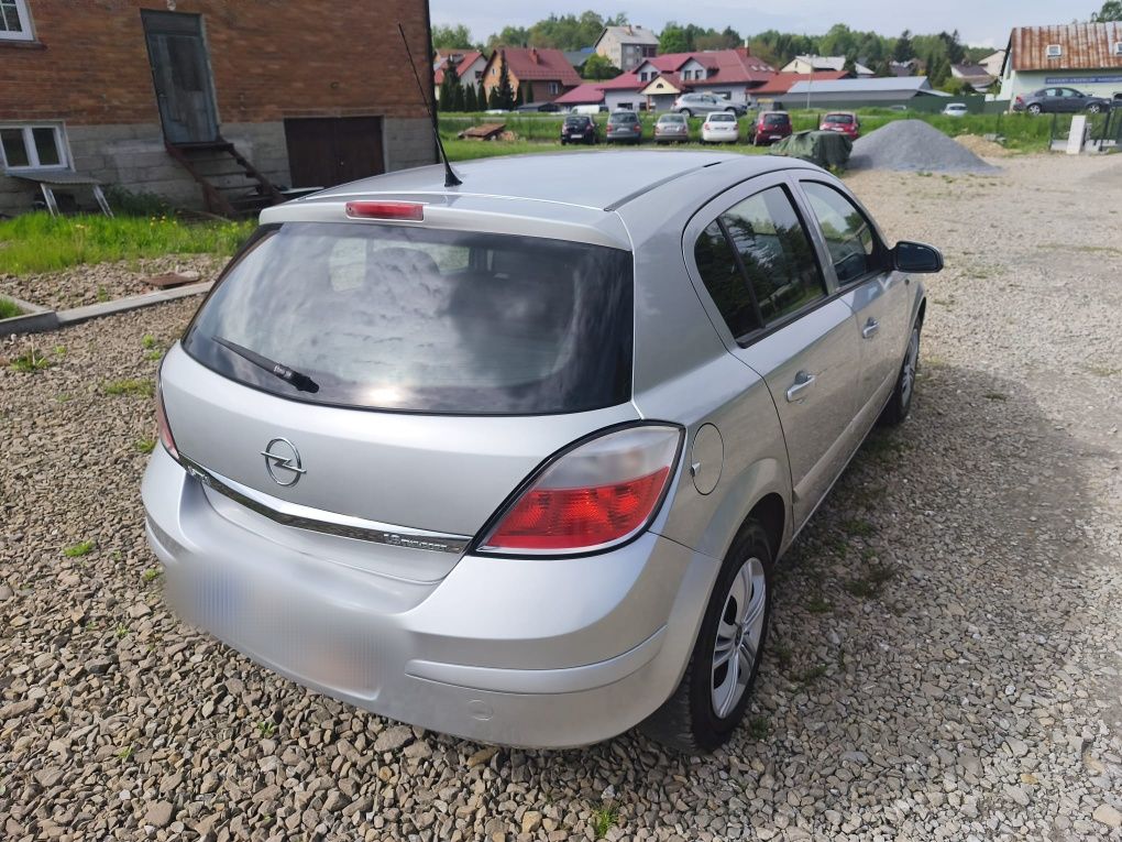Opel Astra H 1.6 Twinport 5-drzwi