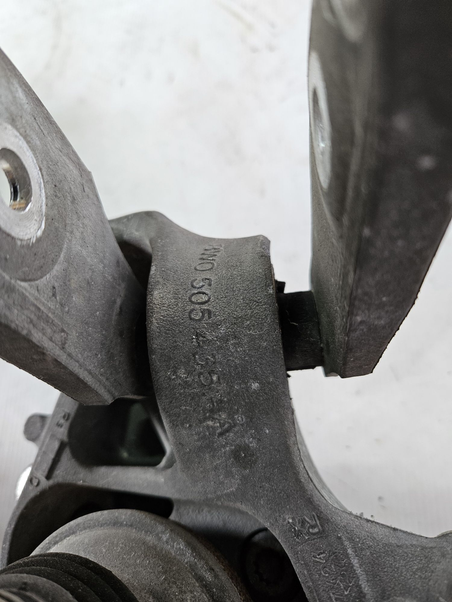 Audi a4 s4 b9 a5 s5 8w f5 zwrotnica lewa tylna tył wahacz piasta