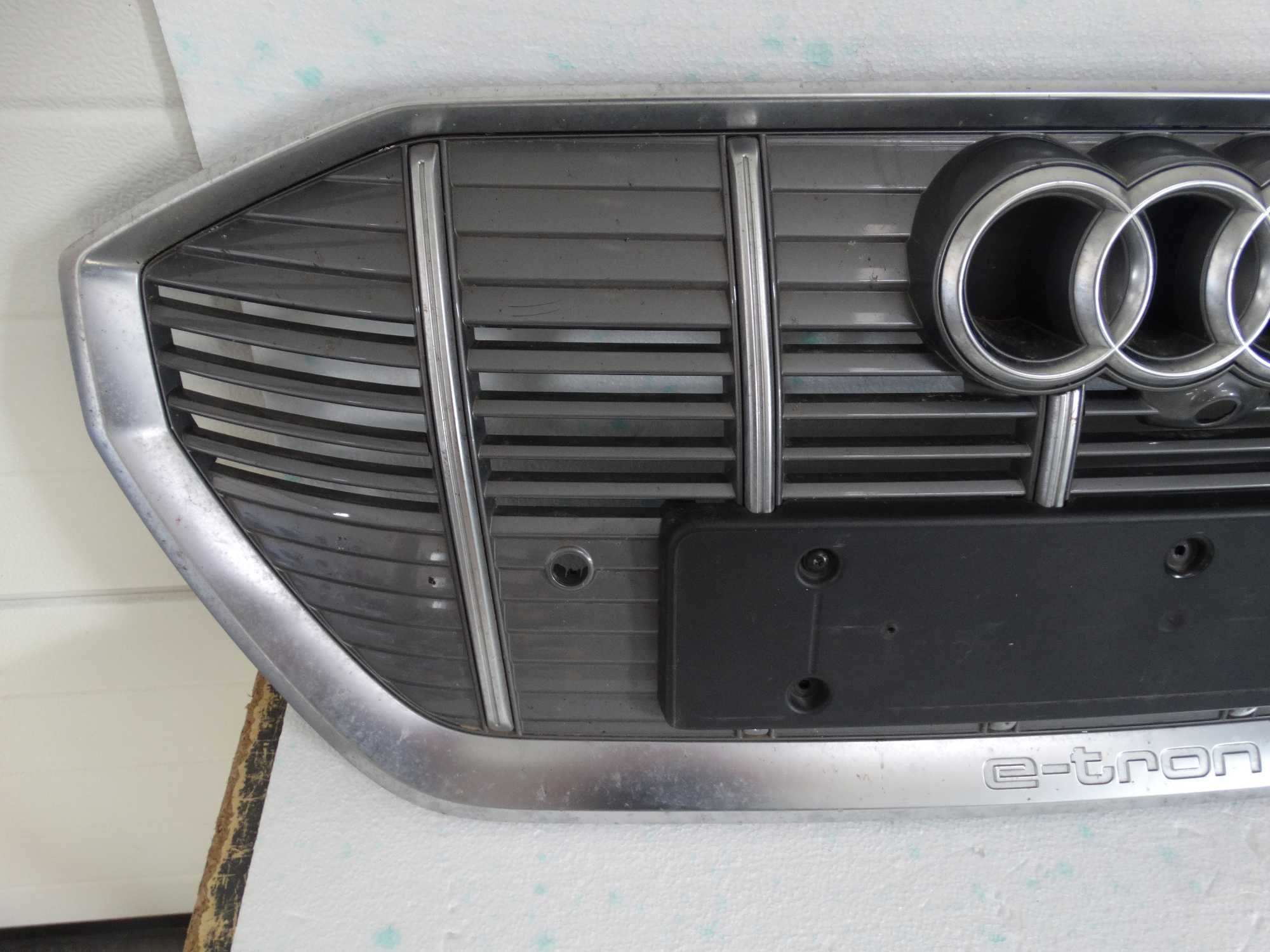 Grill atrapa Audi E-tron 4KE.853.651 kompletny