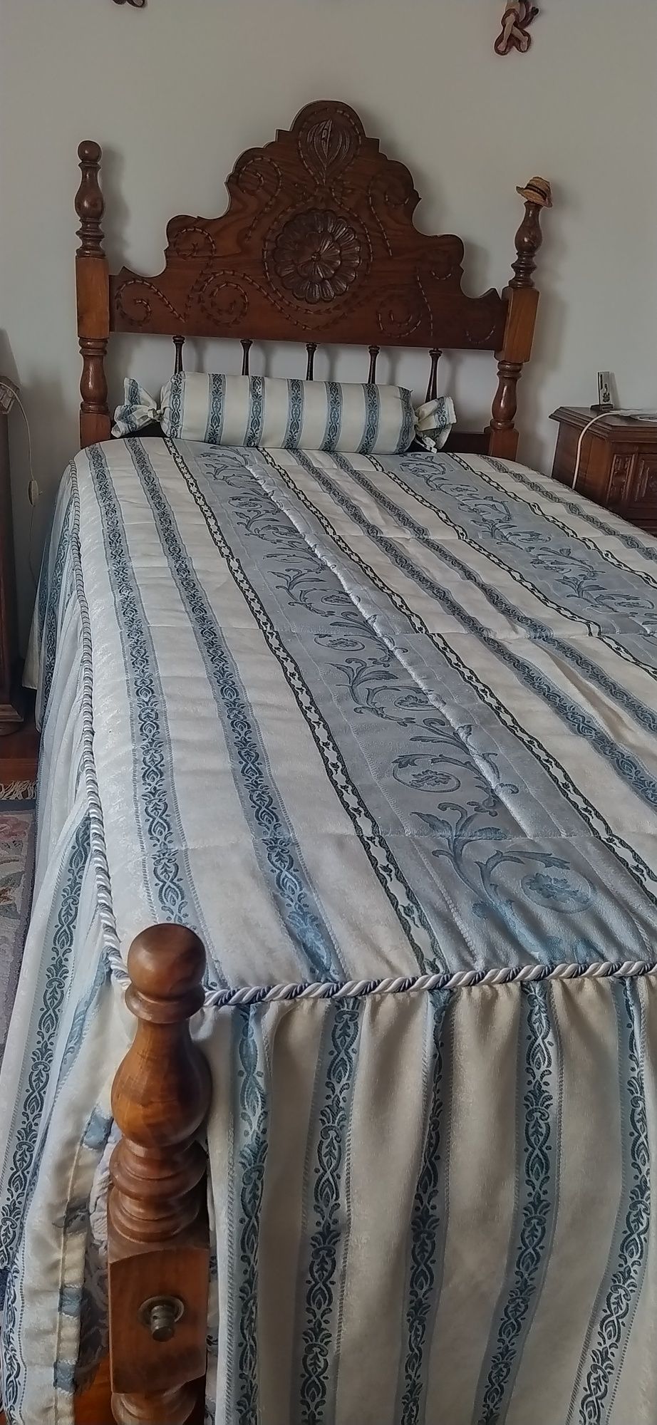 Mobília de quarto de solteiro e m castanho maciça.