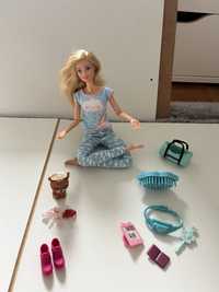 Lalka Barbie uprawiająca yogę