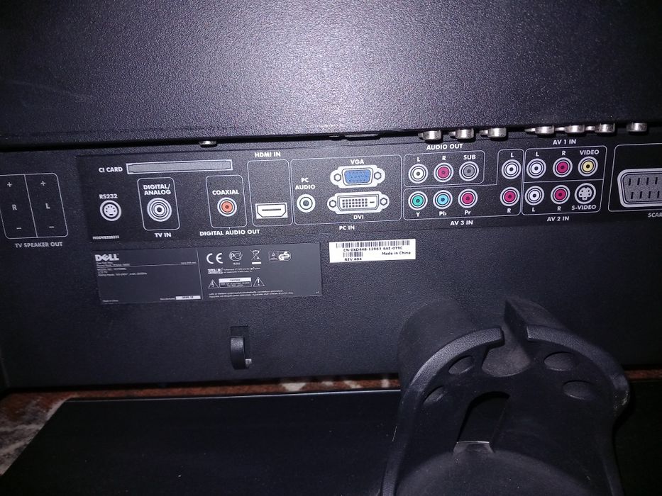 Televisão da marca DELL com colunas a funcionar 100porcento