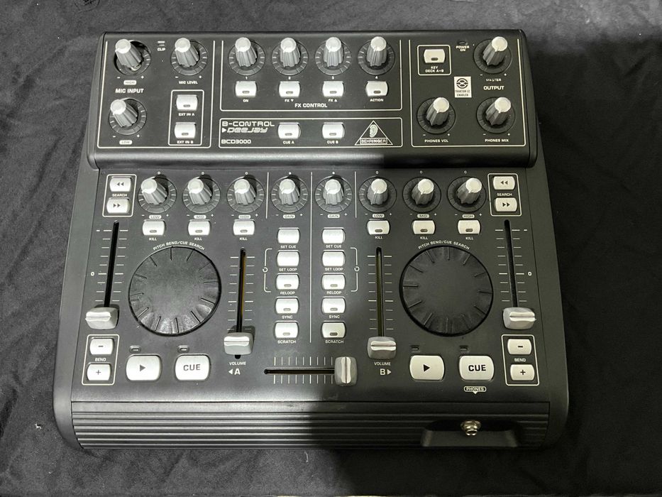 Mesa Controlador de DJ Behringer BCD3000