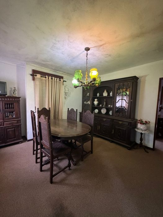 Mesa de sala com cadeiras e armário