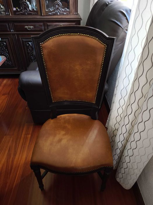 Mesa de sala de jantar com oito cadeiras em pele