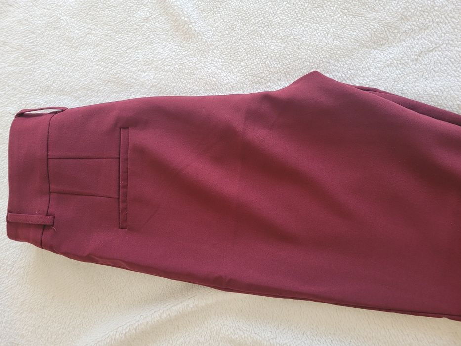 Calças bordeaux M da Stradivarius