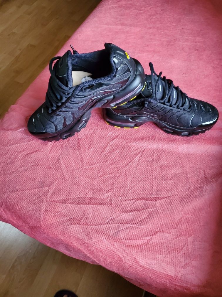 Продам нові орігігальні   Кроссовки  Nike Air Max Plus Triple Black
NI