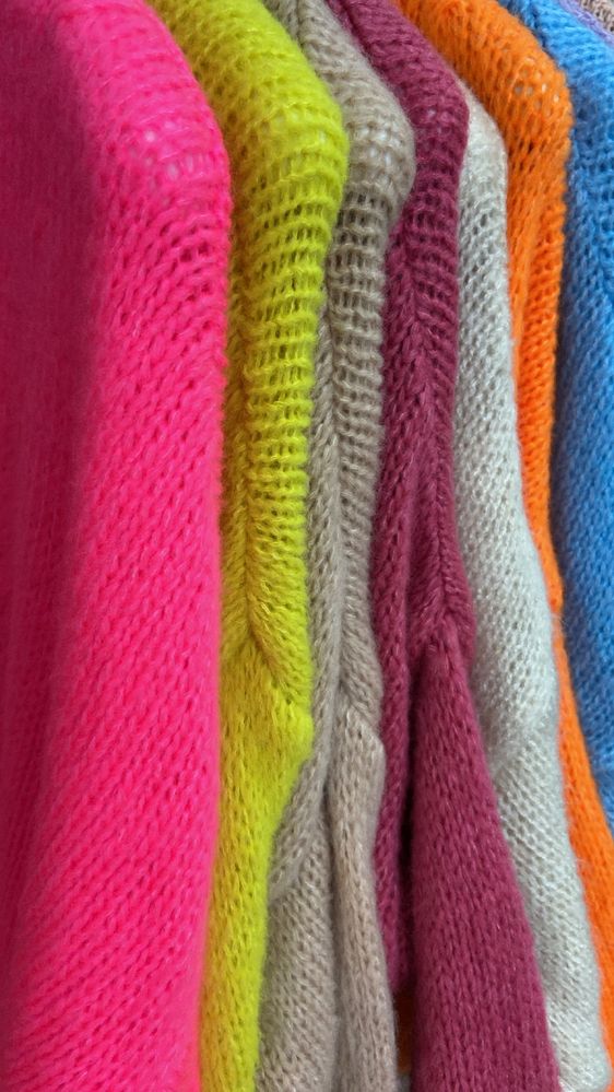 Sweterek neon guziczki StyloVnia