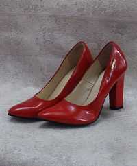 Туфлі яскраво-червоного кольору